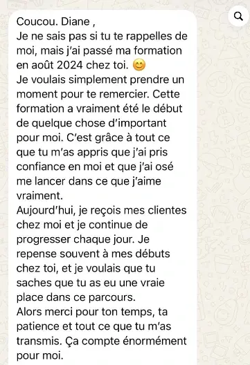 Message WhatsApp d'une ancienne élève racontant son parcours depuis la formation jusqu'à recevoir ses propres clientes